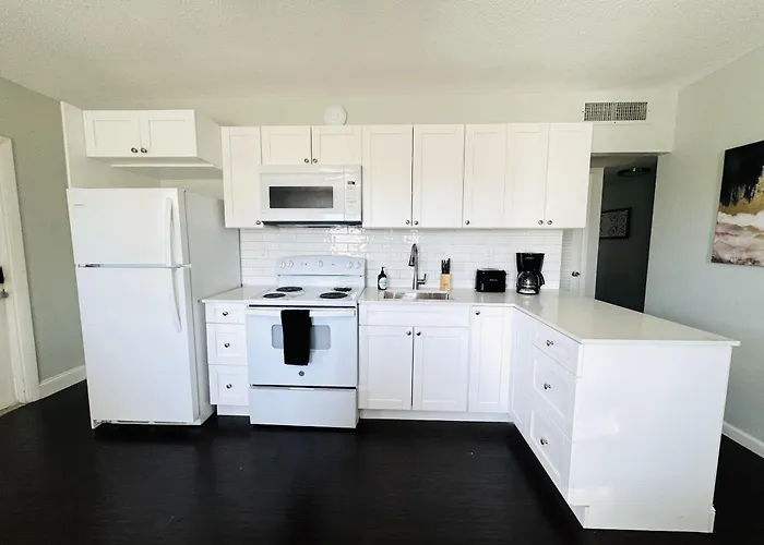 Bayview Regency Apartments By Lowkl