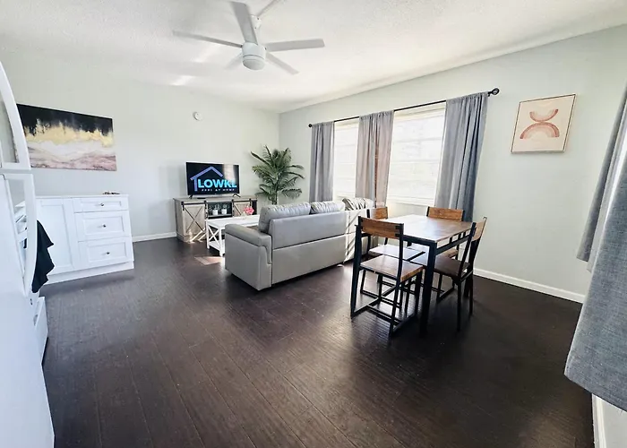 Bayview Regency Apartments By Lowkl